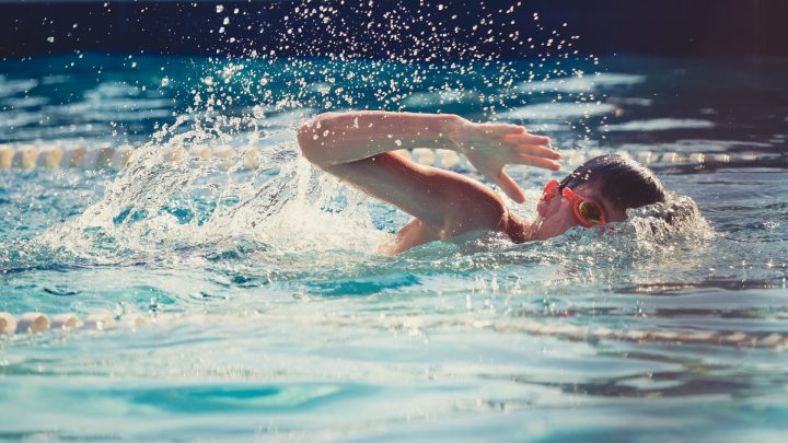 Corsi di nuoto per bambini: benefici ed età